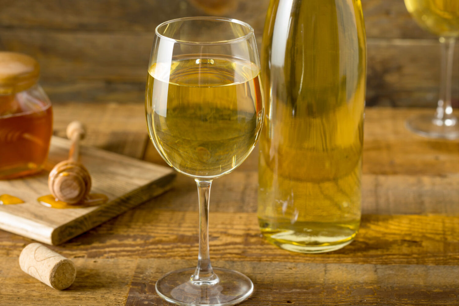 Par quoi remplacer le vin jaune : les meilleures alternatives pour vos recettes