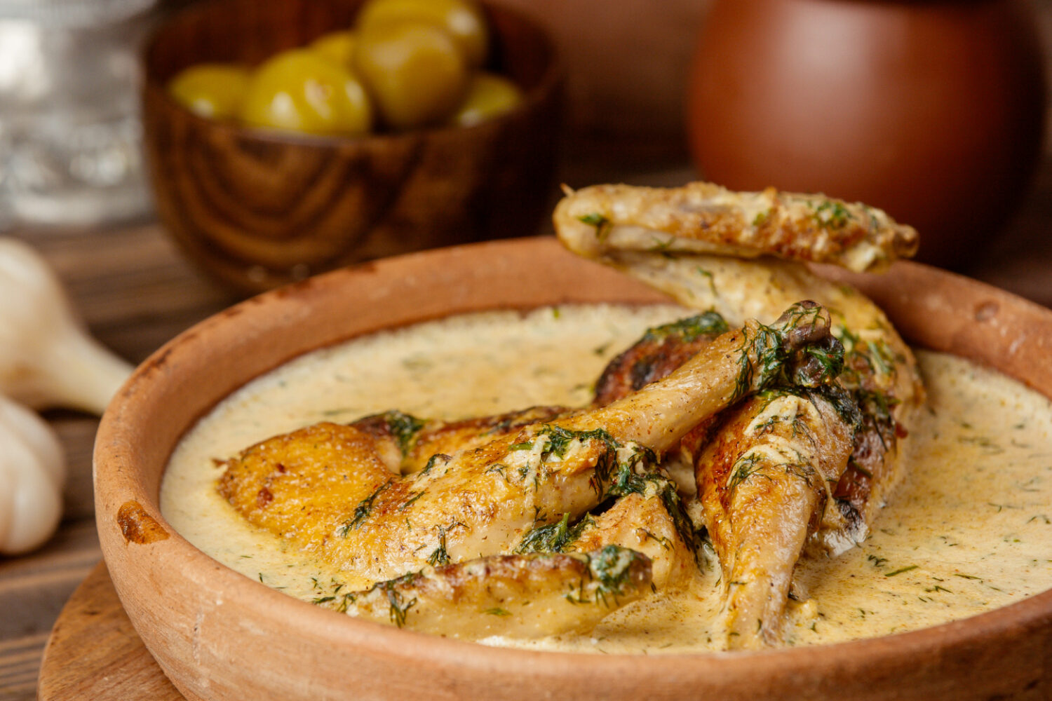 Poulet au vin jaune de Cyril Lignac : recette, sauce et secrets d&rsquo;un plat du Jura