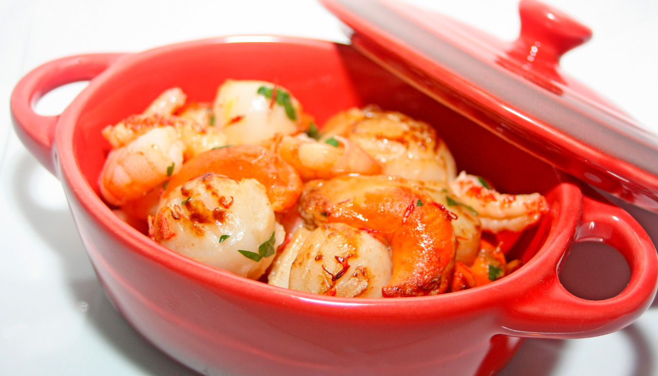 découvrez notre cassolette de saint-jacques et crevettes, une entrée chaude raffinée qui ravira vos papilles. parfaite pour un repas gourmand et élégant, à tester sans tarder !