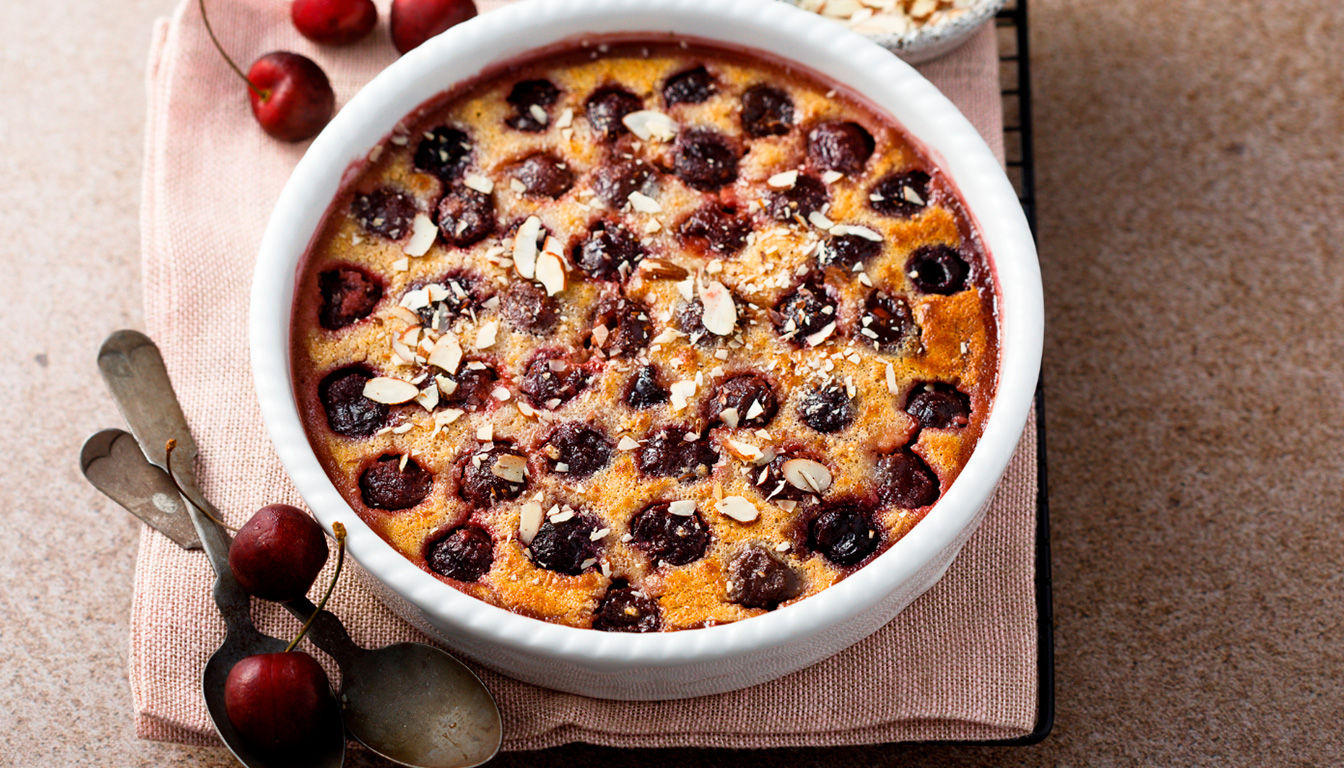 découvrez la recette ultra simple du clafoutis fruité de cyril lignac, un dessert gourmand et rapide à préparer, parfait pour toutes les occasions.