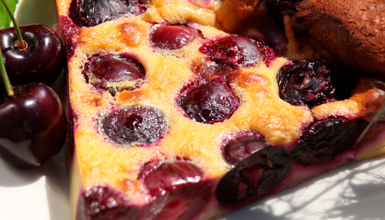 découvrez la recette facile et rapide du clafoutis fruité de cyril lignac, un dessert gourmand et frais à partager en famille ou entre amis.