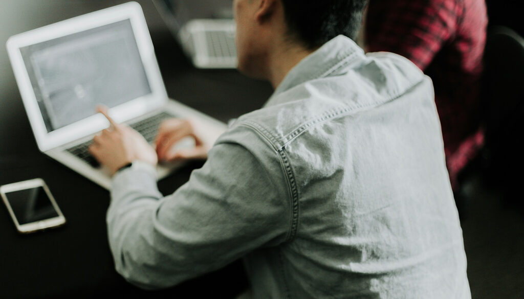 Entrepreneur prenant des notes sur un business plan