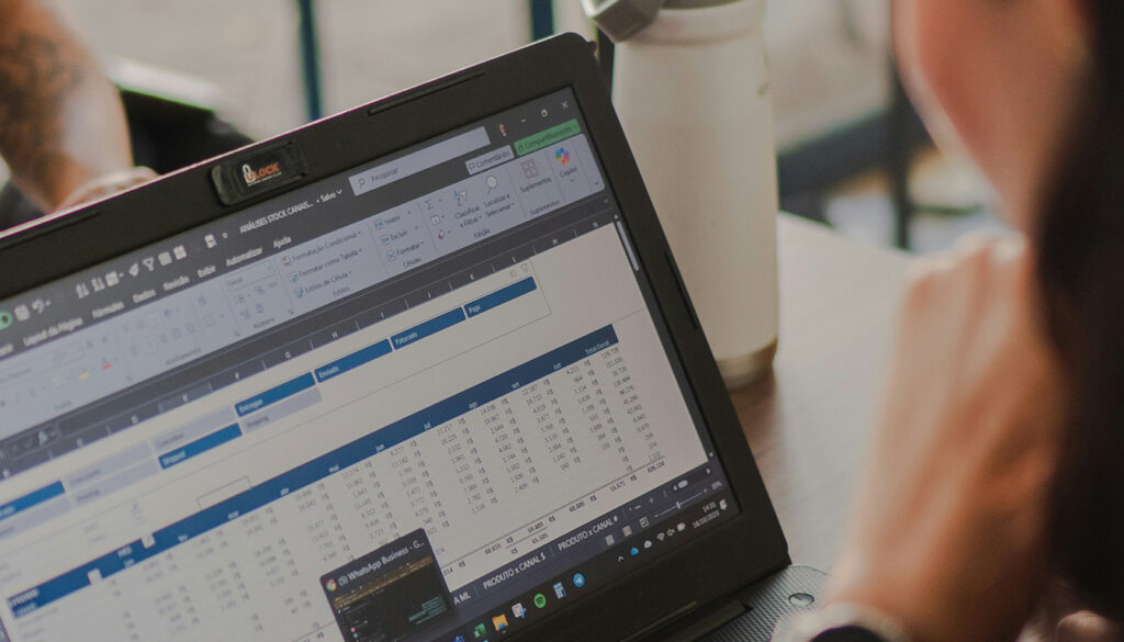 Personne analysant des données de marché