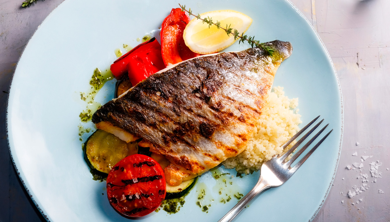 découvrez comment réussir la cuisson de la dorade au four avec nos conseils sur les aromates et astuces pour éviter qu'elle ne se dessèche, pour un plat savoureux et tendre.