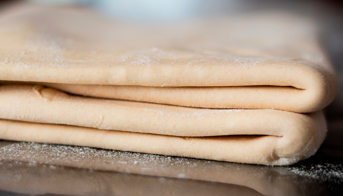 découvrez si vous pouvez encore utiliser une pâte feuilletée périmée en toute sécurité et comment vérifier sa qualité avant utilisation.