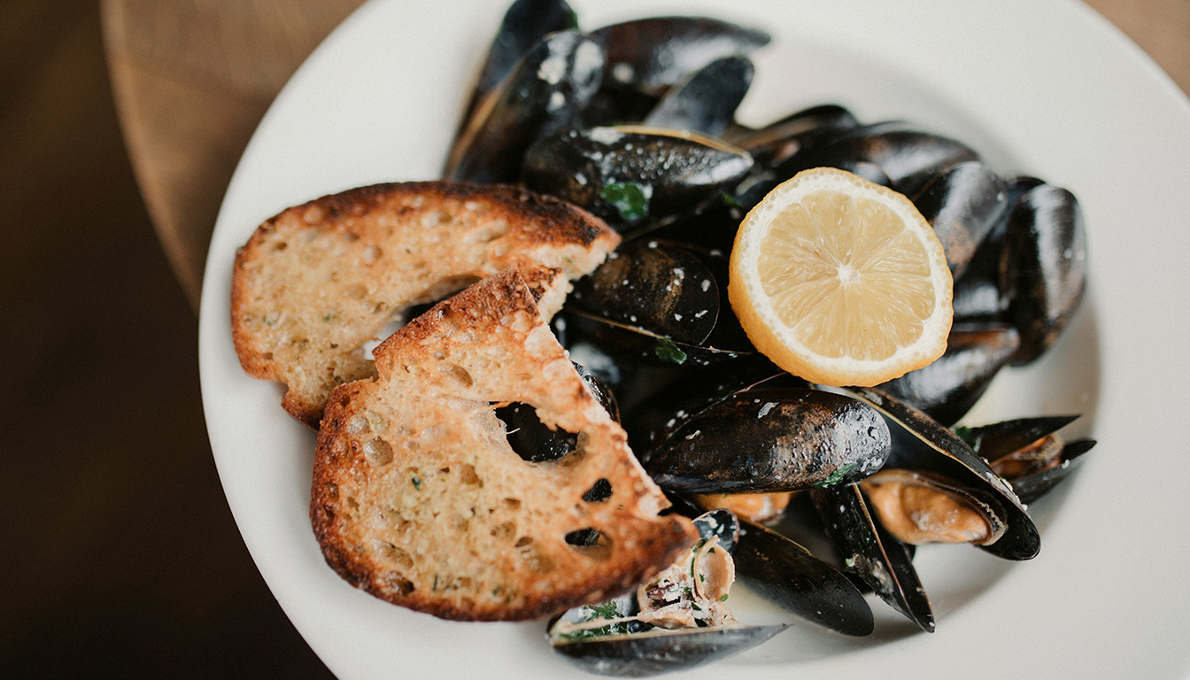 découvrez quel mois éviter pour consommer des moules, les périodes de saisonnalité à respecter et les règles essentielles pour déguster des moules fraîches en toute sécurité.
