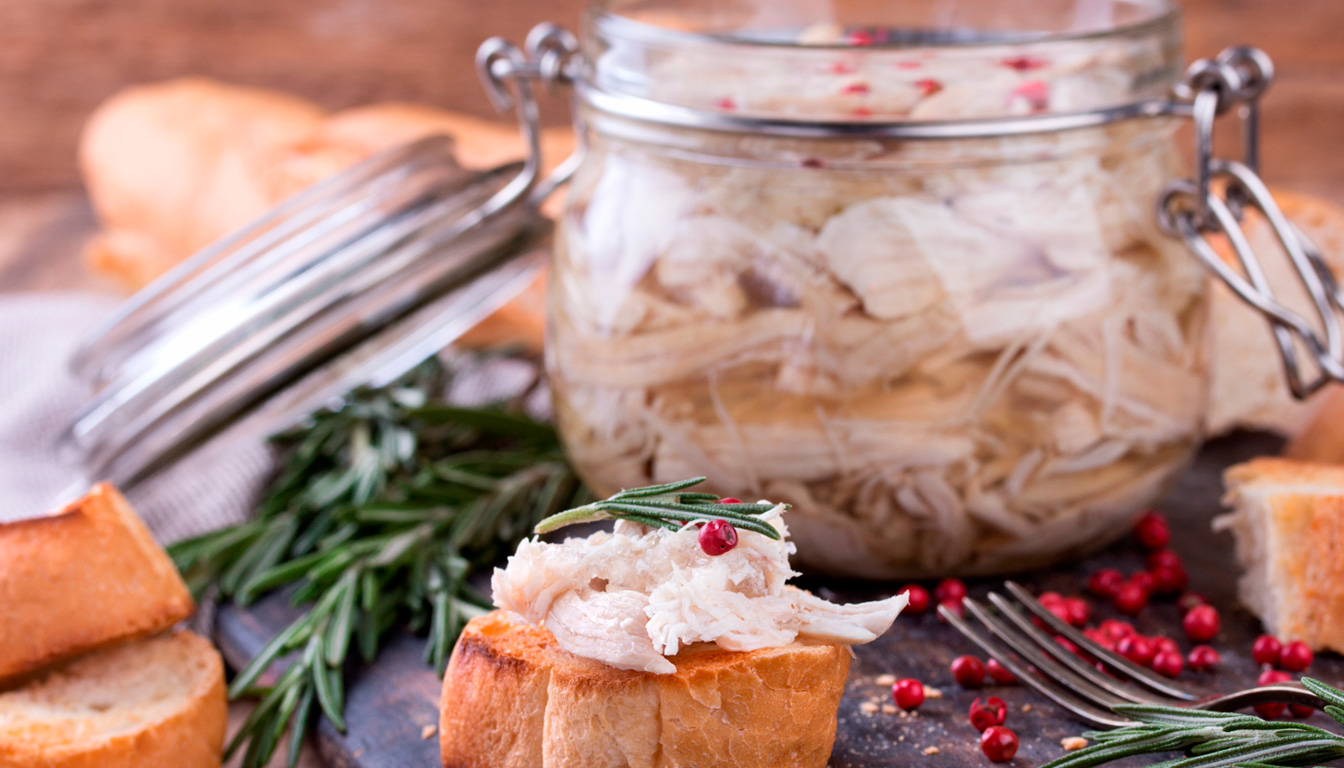 découvrez si les rillettes de poulet sont sans danger pour les femmes enceintes et quelles précautions prendre pour les déguster en toute sécurité pendant la grossesse.