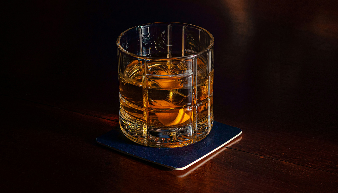 Découvrez comment choisir le cadeau parfait pour un amateur de whisky à l'occasion d'une fête des pères, un départ en retraite ou un événement d'entreprise et surprenez-le avec des idées originales et élégantes.