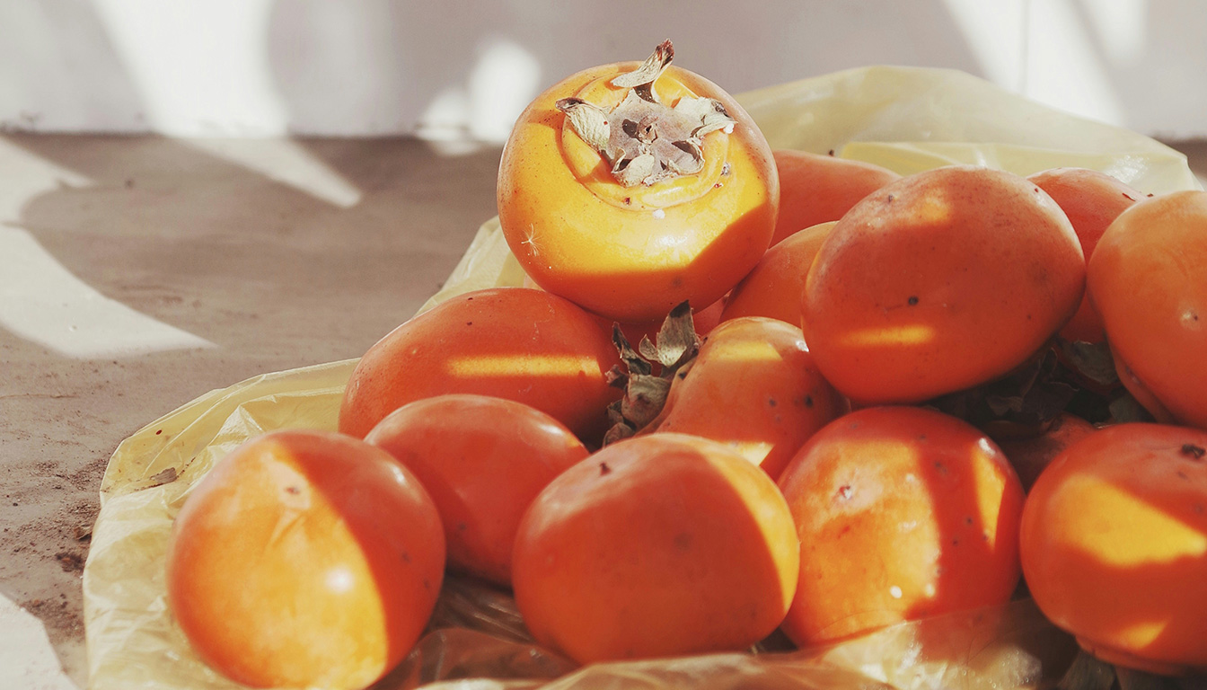 découvrez combien de kakis vous pouvez consommer quotidiennement sans dépasser les limites recommandées pour une alimentation équilibrée et saine.