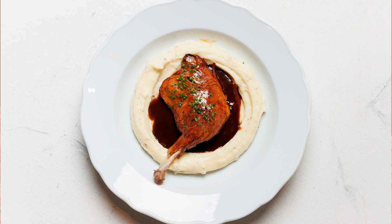 découvrez si le confit de canard est autorisé ou déconseillé pendant la grossesse, avec des conseils pour manger en toute sécurité et préserver la santé de la future maman et du bébé.