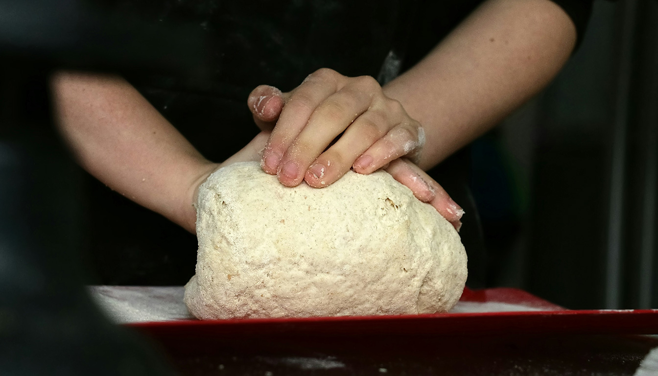 découvrez combien de temps il faut pour dégazer une pâte et les meilleures techniques pour bien le faire, afin d'obtenir une pâte légère et parfaitement levée.