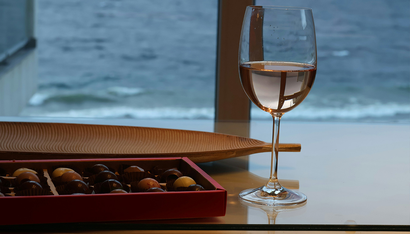 Découvrez l'art de la dégustation où le chocolat s'harmonise parfaitement avec les grands vins pour éveiller vos sens et sublimer chaque note gustative.
