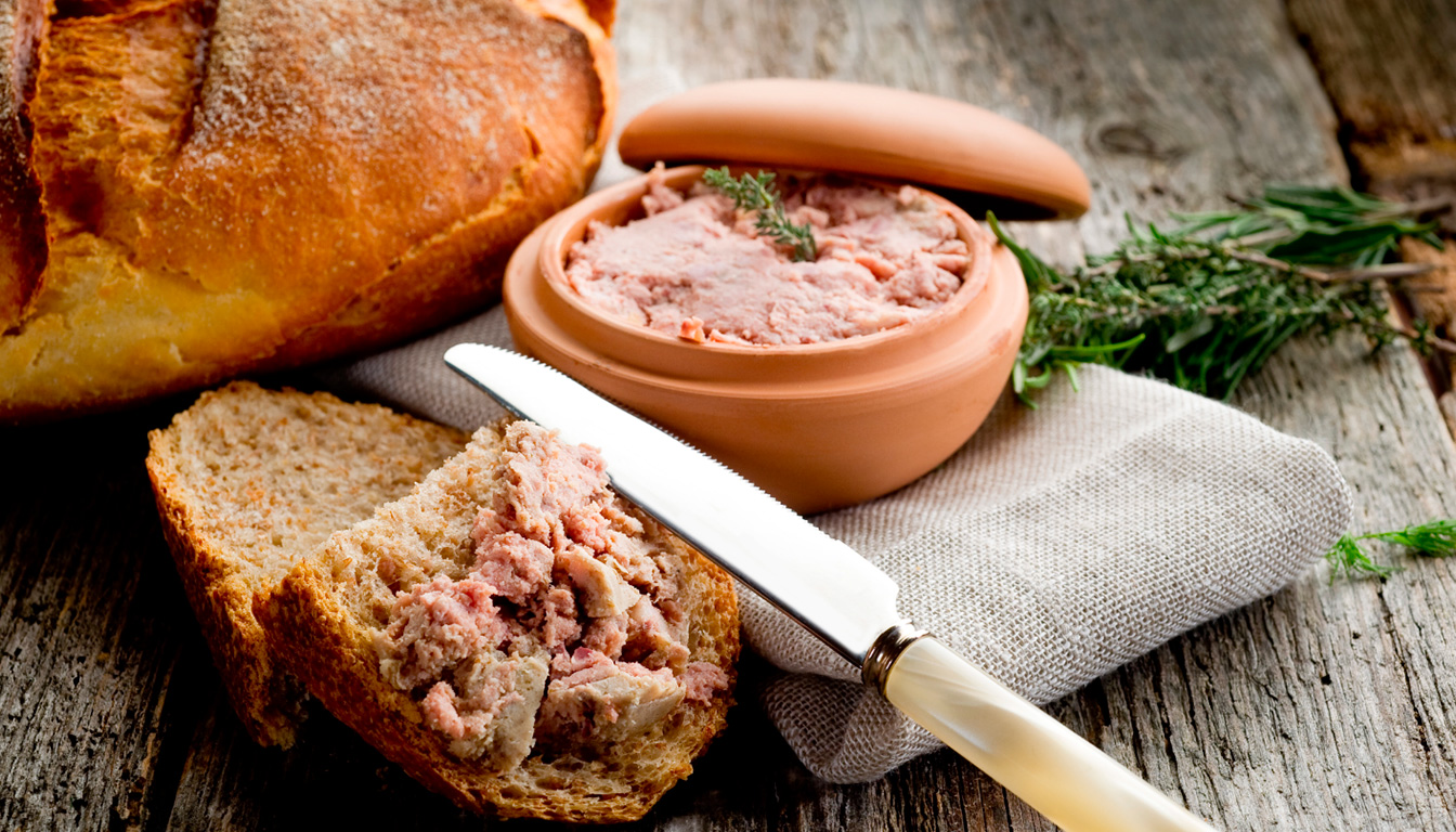 découvrez si le pâté de campagne est un aliment sûr pendant la grossesse. informez-vous sur les risques et les précautions à prendre pour bien manger enceinte.