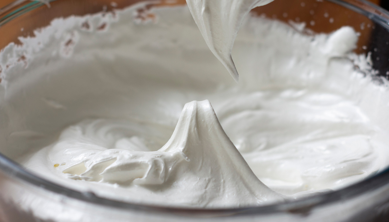 découvrez si vous pouvez conserver des blancs en neige au réfrigérateur et la durée recommandée pour les garder frais et utilisables.