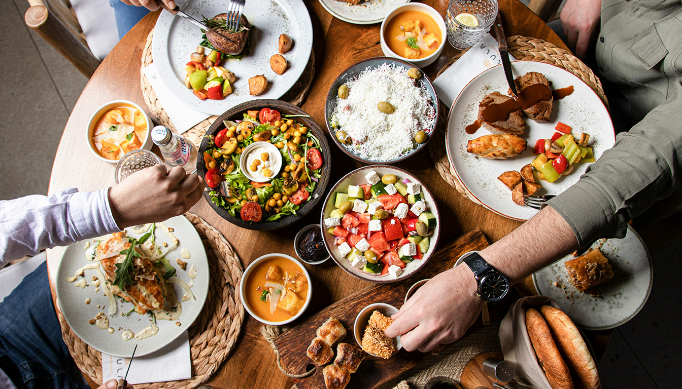 découvrez nos idées de menus pratiques pour préparer un repas pour 8 personnes la veille, faciles à organiser et délicieuses à savourer.