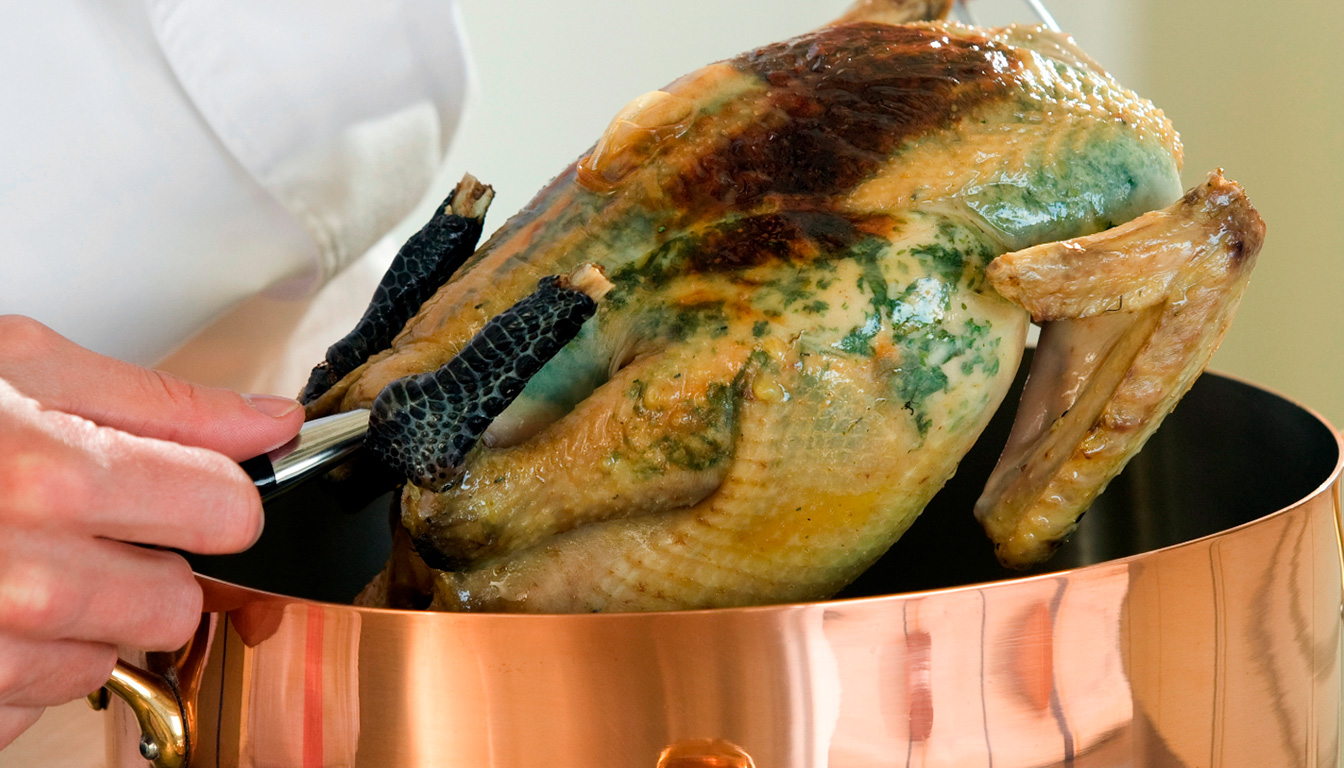 découvrez comment cuire un chapon en cocotte en fonte sans utiliser de four grâce à notre guide complet sur les temps de cuisson et astuces pour un résultat parfait.