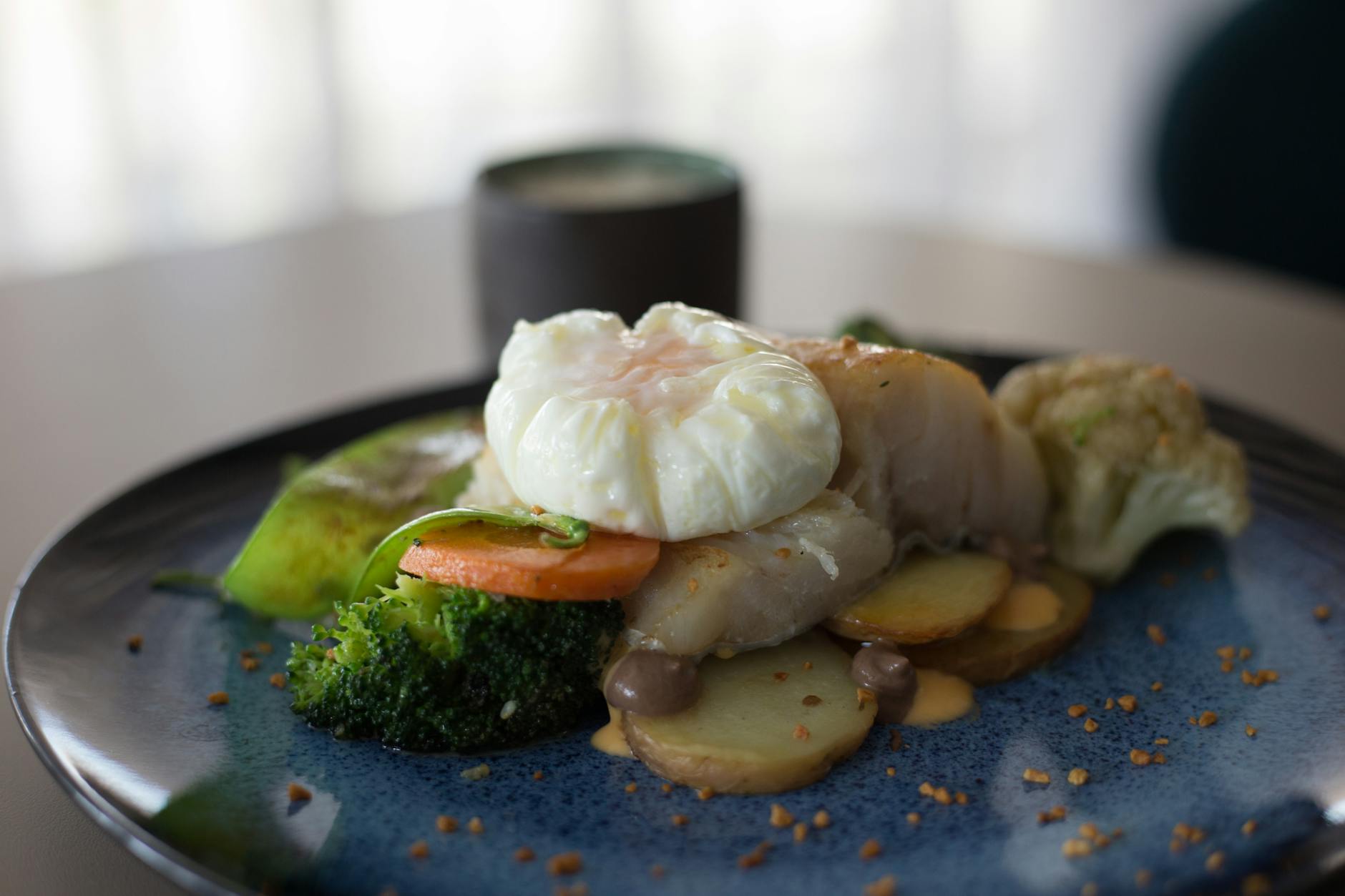 Haddock : origine, choix et gestes essentiels de préparation avant cuisson — haddock cuit avec légumes assiette