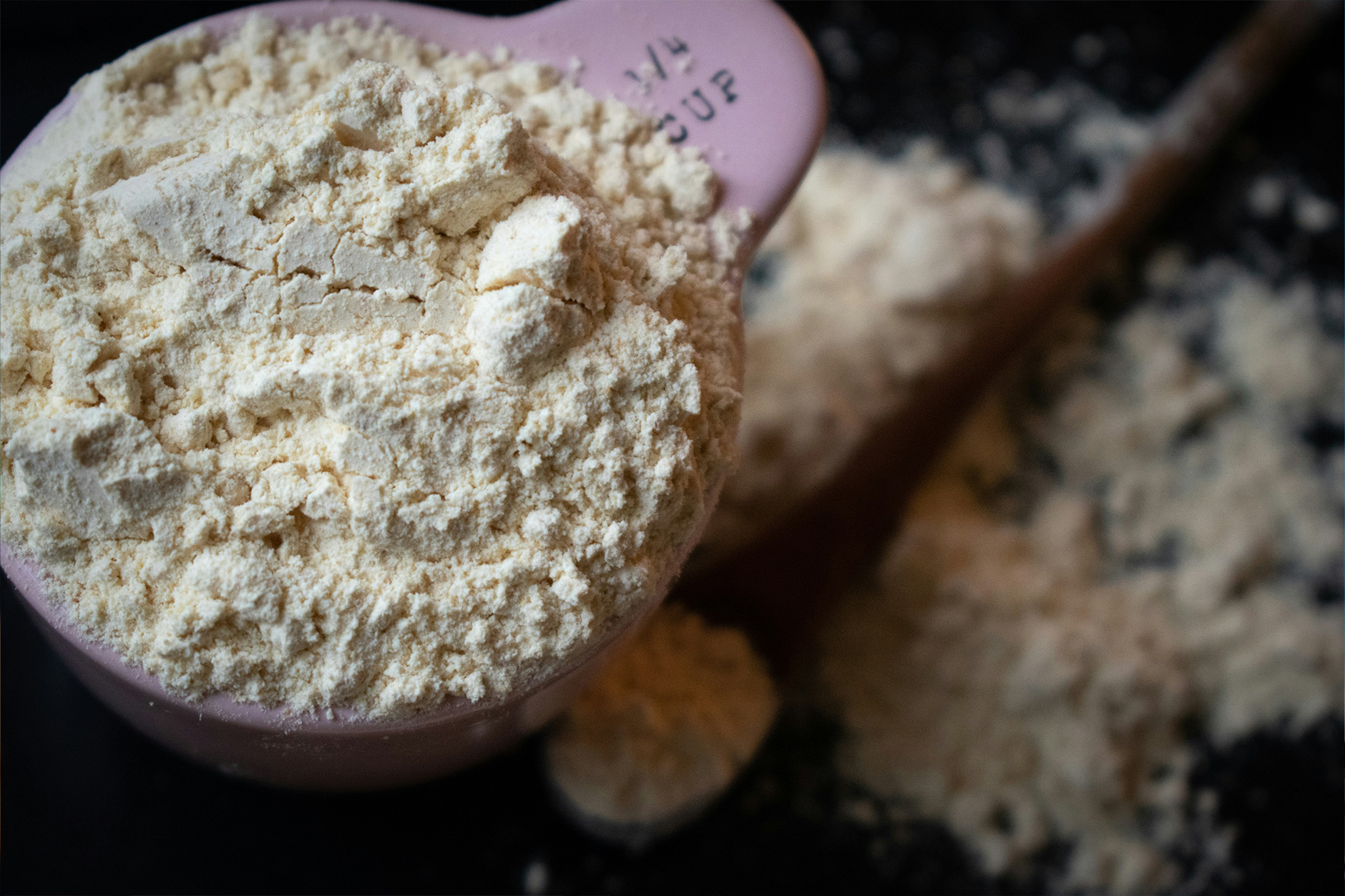 découvrez les différences essentielles entre la farine et la maïzena, leurs usages en cuisine, la présence de gluten, et les meilleures alternatives pour vos recettes.