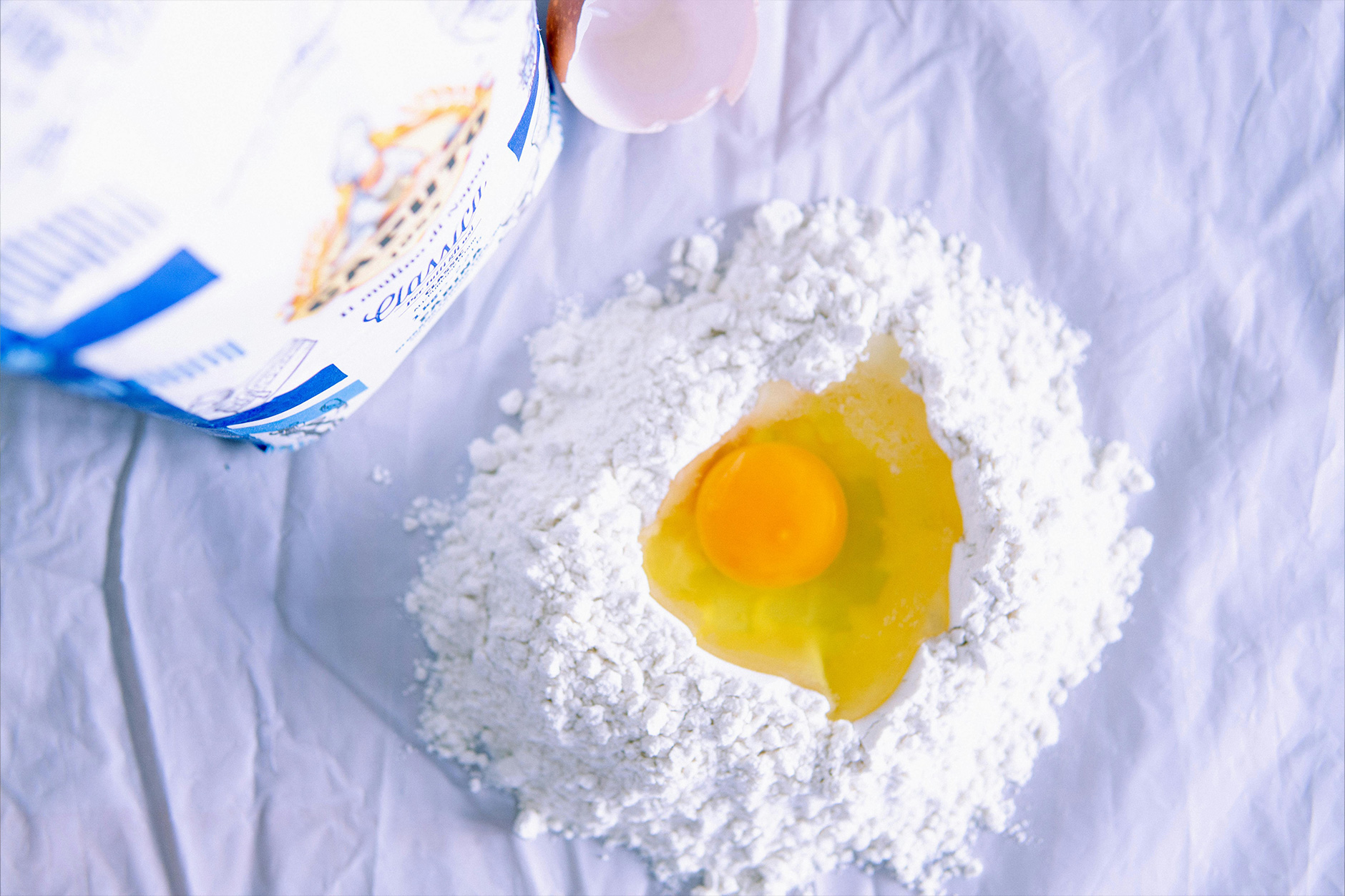 découvrez les différences essentielles entre la farine et la maïzena, leurs usages en cuisine, la présence de gluten, et les meilleures substitutions pour réussir toutes vos recettes.
