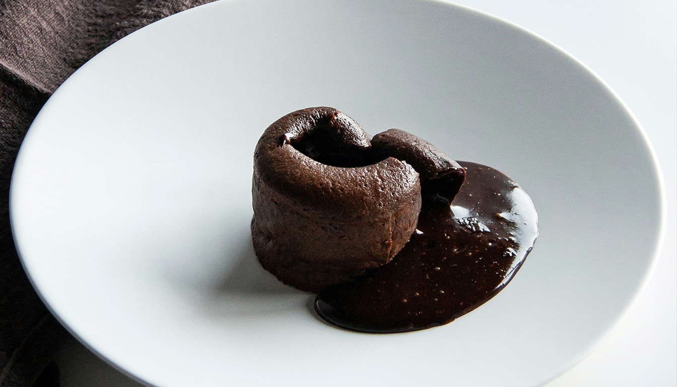 découvrez les différences entre moelleux et fondant au chocolat, avec des explications sur la texture et les techniques de cuisson pour réussir vos desserts parfaitement.
