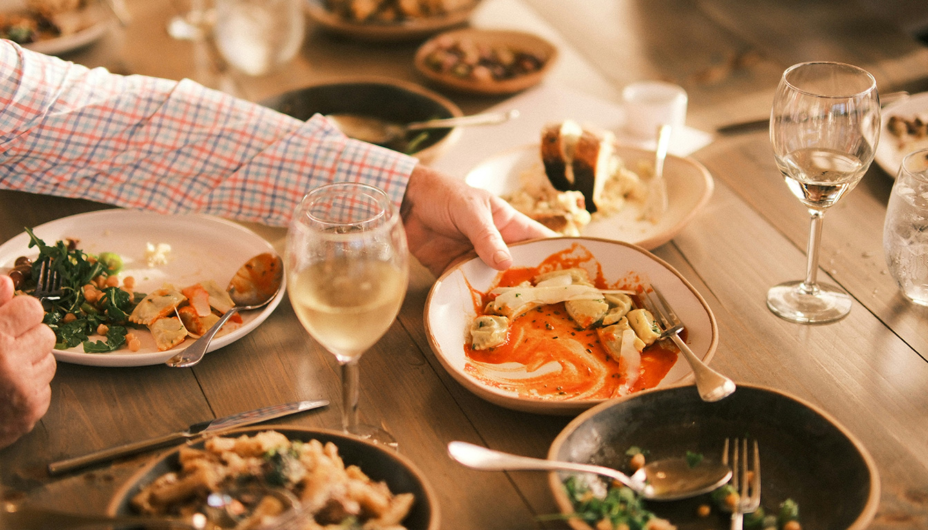 Découvrez l'art de la dégustation à domicile et apprenez à réussir des accords mets et vins parfaits tout en préservant la fraîcheur des saveurs. Conseils pratiques et astuces pour une expérience gourmande inoubliable.