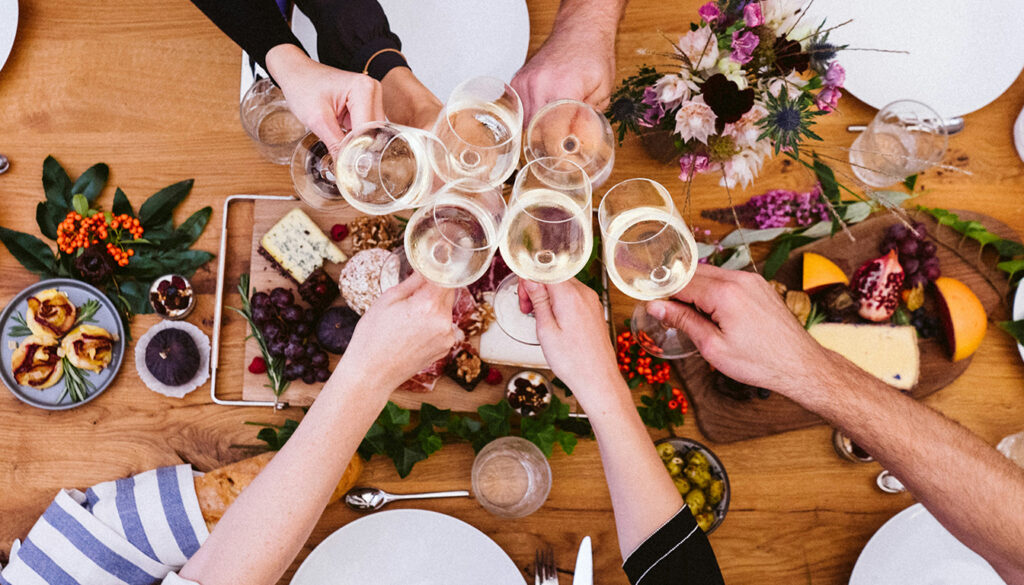 Découvrez comment maîtriser l'art de la dégustation à domicile en associant parfaitement mets et vins, tout en garantissant une fraîcheur optimale pour des moments gourmands inoubliables.