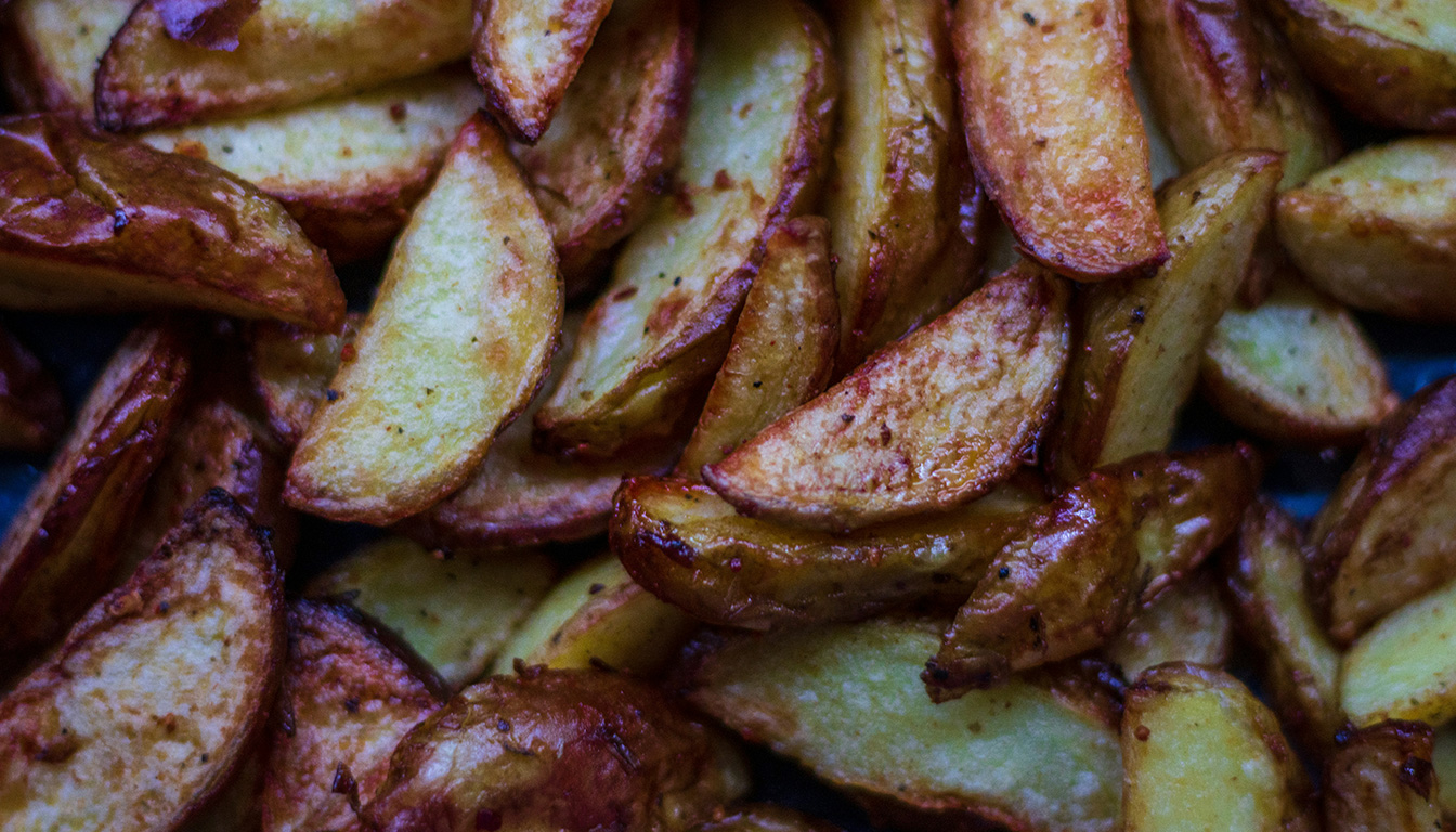 découvrez la technique inratable pour des pommes de terre rôties au four croustillantes à souhait, parfaites pour accompagner tous vos plats.