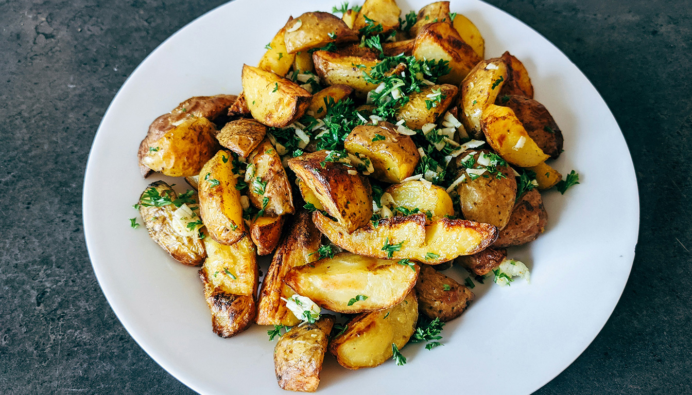 découvrez la technique inratable pour des pommes de terre rôties au four croustillantes et savoureuses à chaque fois. simple et rapide à réaliser !