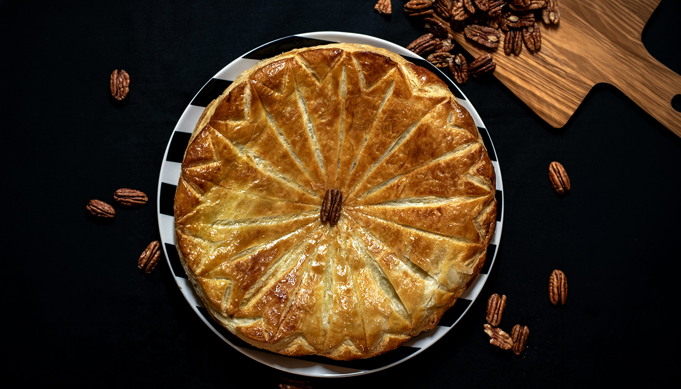 découvrez comment réchauffer parfaitement votre galette des rois, que ce soit au four ou au micro-ondes, pour retrouver tout son croustillant et sa saveur délicieuse.
