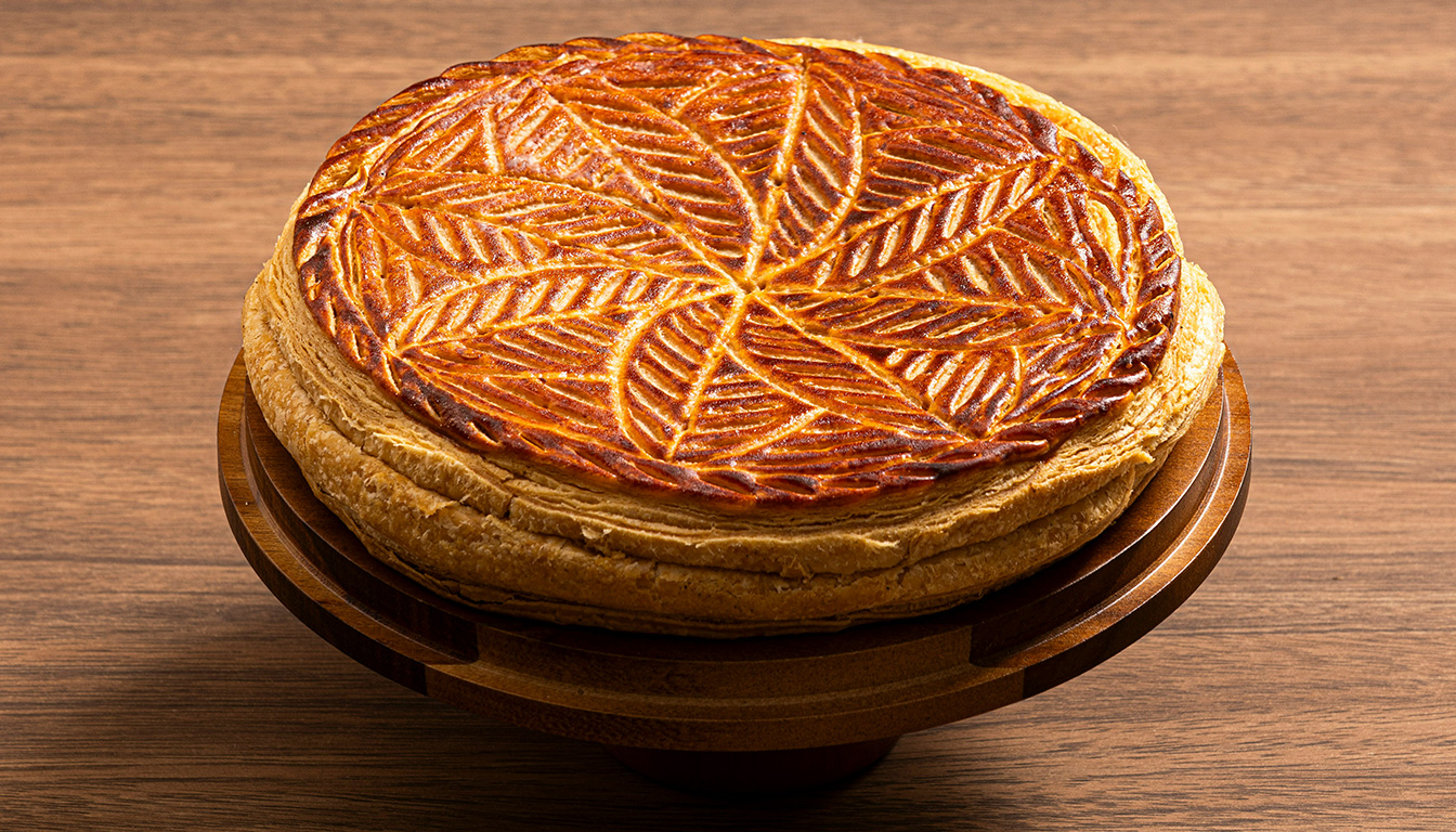 découvrez comment réchauffer parfaitement une galette des rois, que ce soit au four pour une texture croustillante ou au micro-ondes pour un gain de temps. astuces et conseils pratiques pour savourer une galette comme fraîchement préparée.