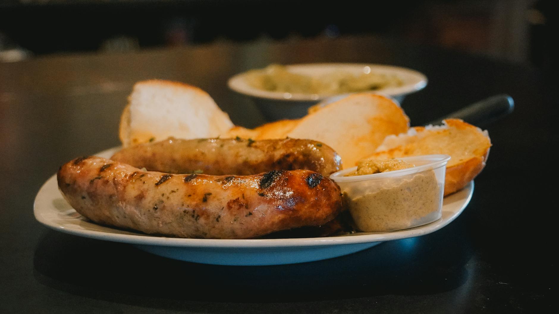 Andouillettes enceinte sont-elles autorisées pendant — andouillettes cuites sur une assiette