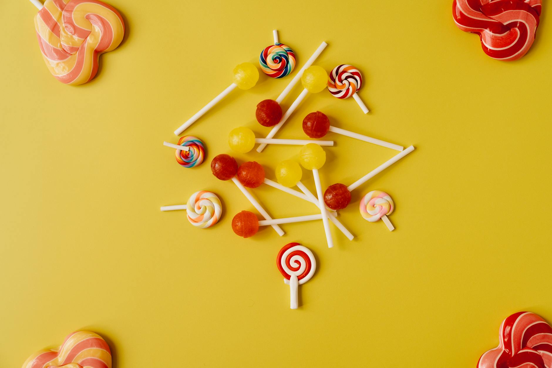 Chupa Chups et calories par sucette : chiffres clés et formats — sucettes colorées sur une table
