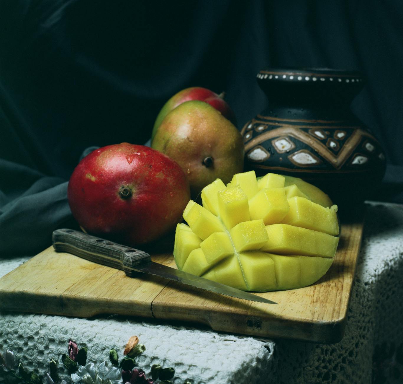 Comment savoir si une mangue est mûre avec le test du toucher et de la fermeté — mangue mûre sur table en bois