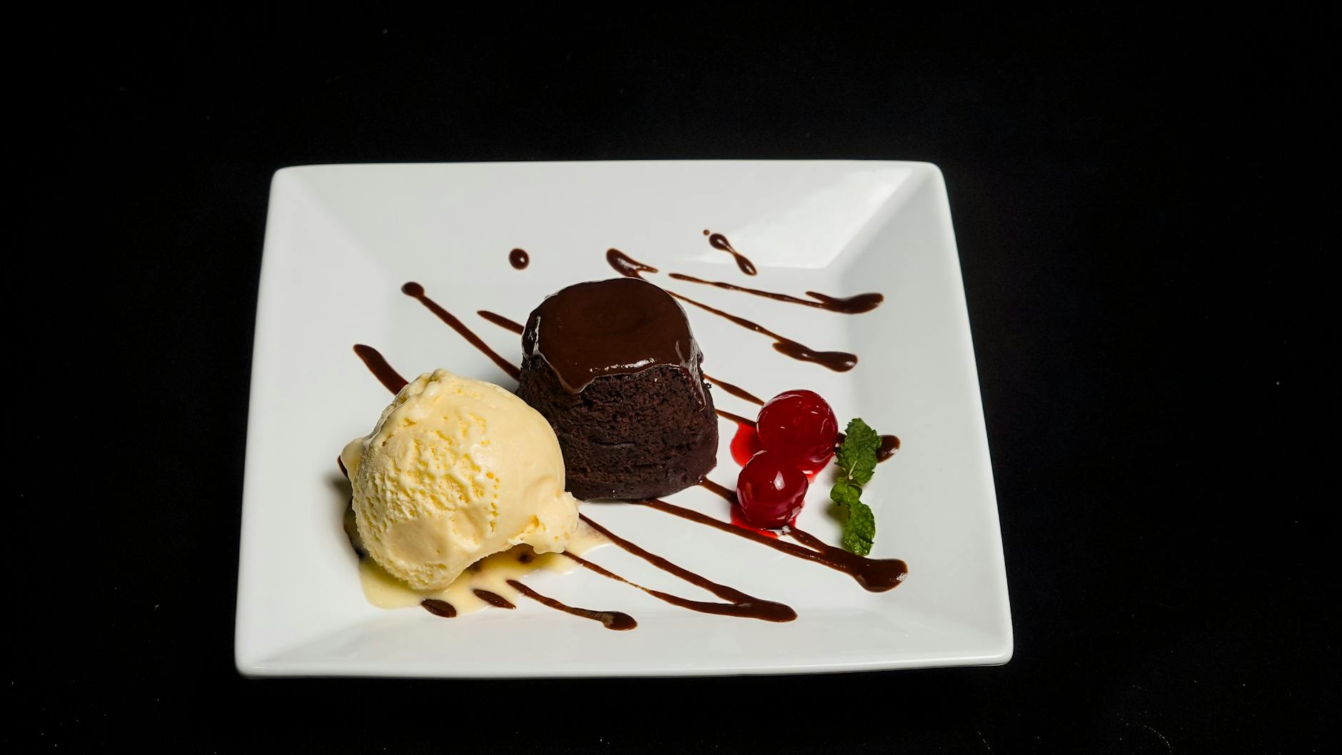 Différence entre moelleux et fondant — part de gâteau au chocolat fondant