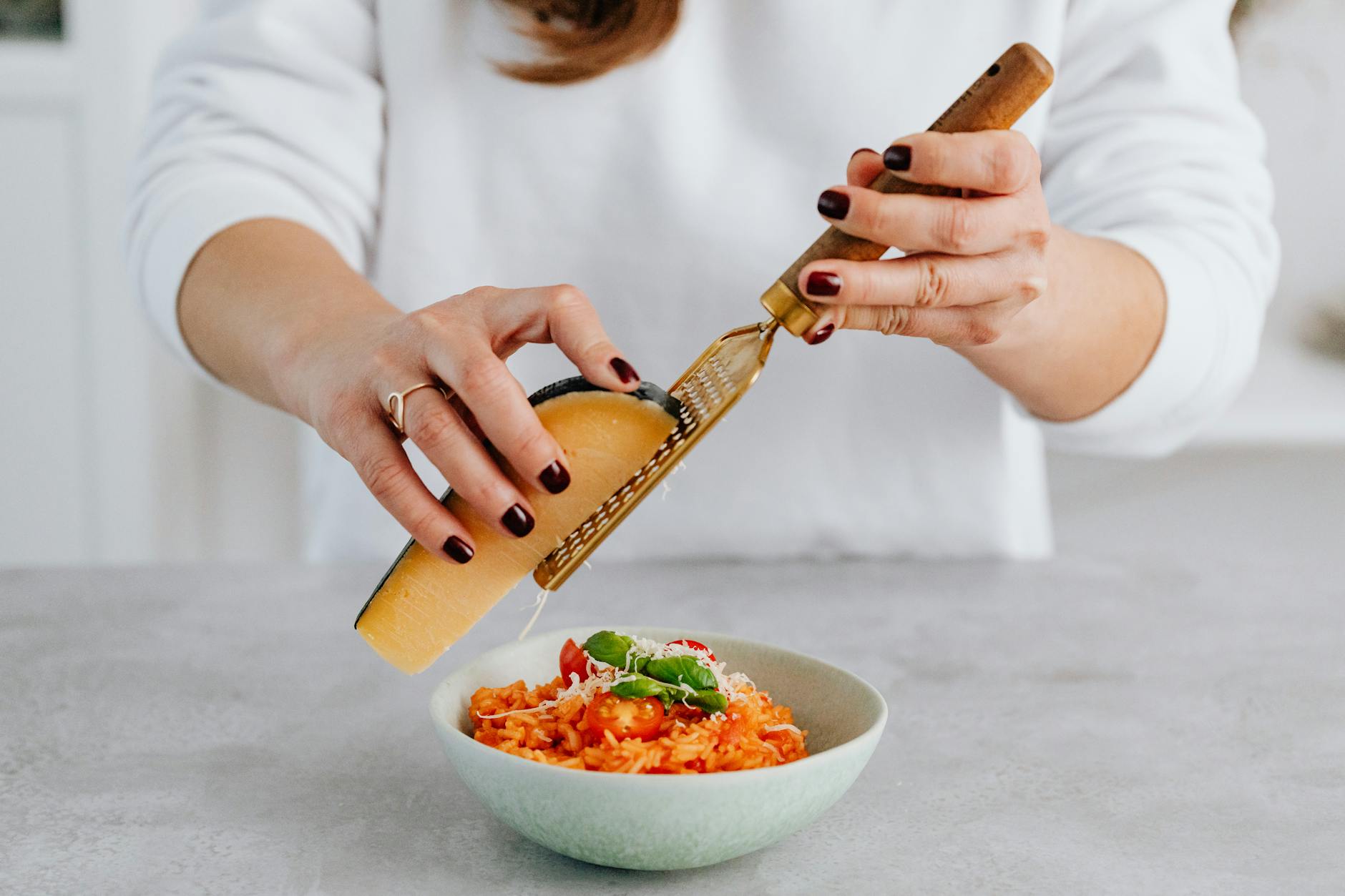 Fromage râpé enceinte : décrypter les vrais risques alimentaires — femme enceinte râpe à fromage