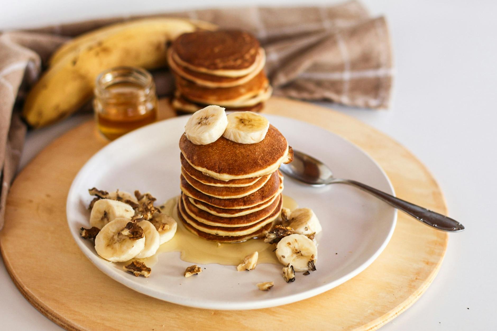 Pancake banane recette moelleuse sans — pile de pancakes à la banane moelleux