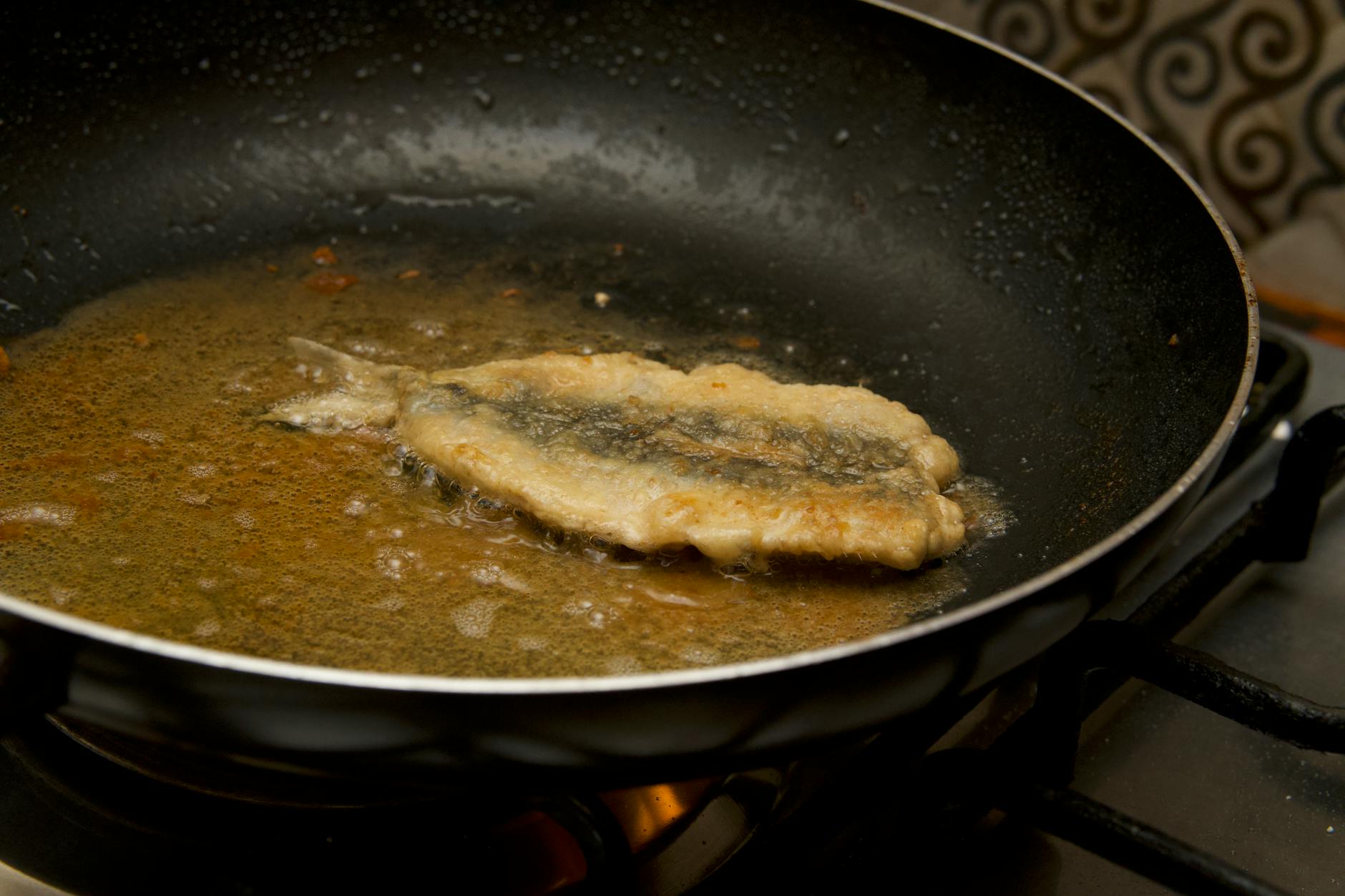 Recette de black bass à la poêle : comprendre le poisson et poser les bases — filet de black bass poêlé assiette