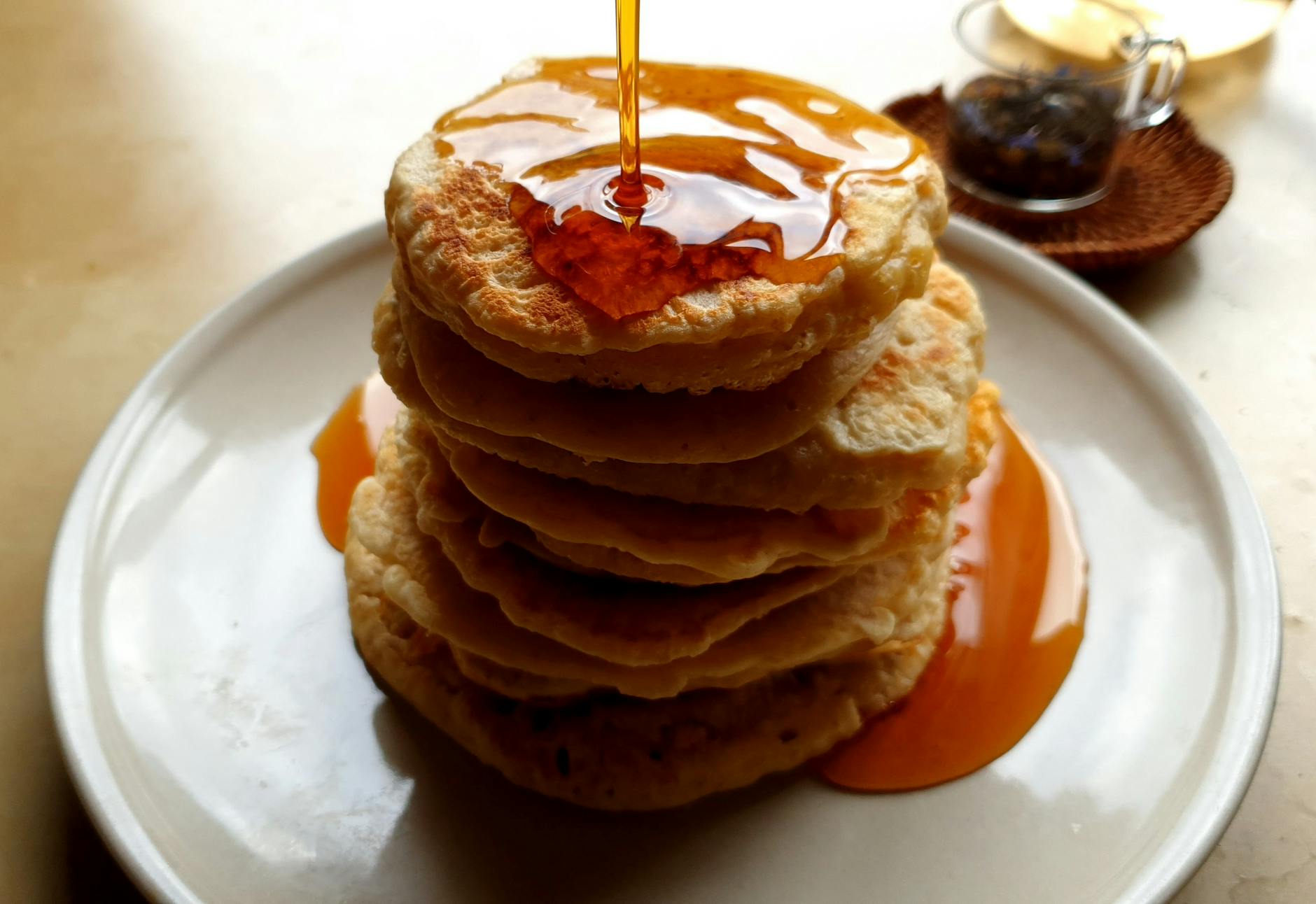Proportions de pâte à crêpes pour 4 personnes : la base fiable à connaître — pile de crêpes dorées avec sirop
