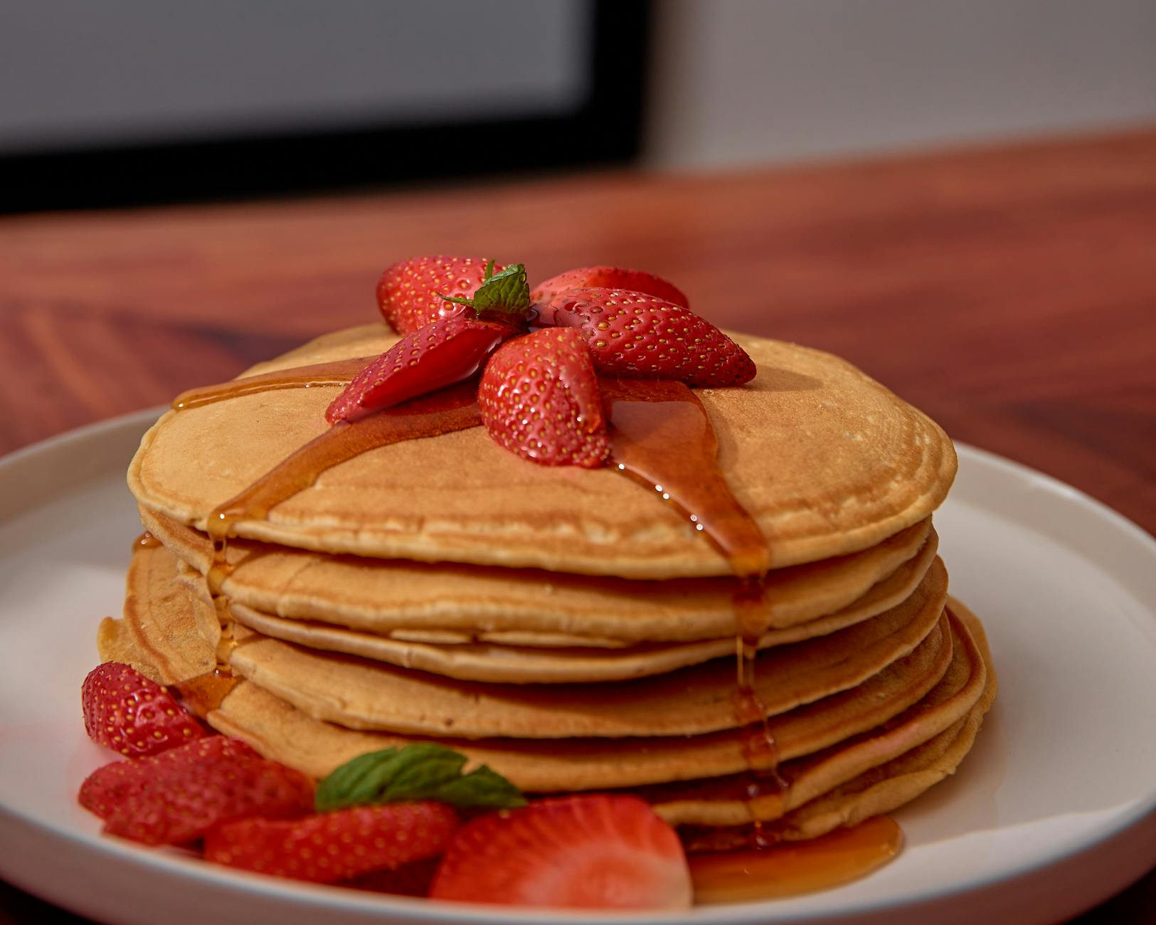 Recette de crêpes pour 4 — pile de crêpes dorées avec sirop