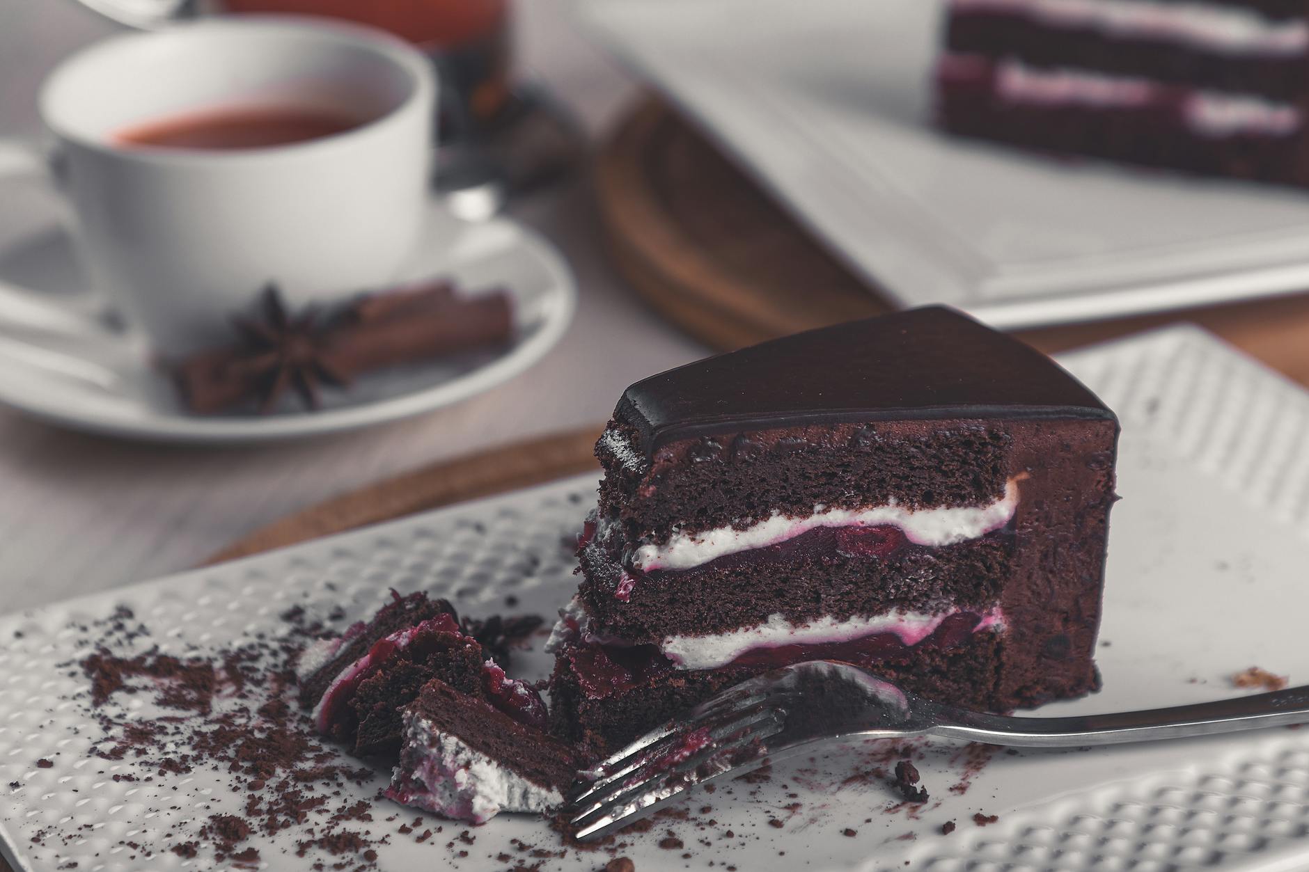Recette du nappage au chocolat brillant et lisse, pensée pour la coupure nette — gâteau nappé de chocolat brillant