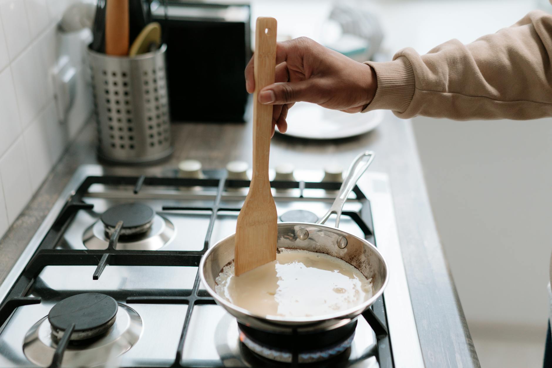 Sauce au fond de veau : comprendre cette base de sauce clé en cuisine française — préparation de sauce au fond de veau