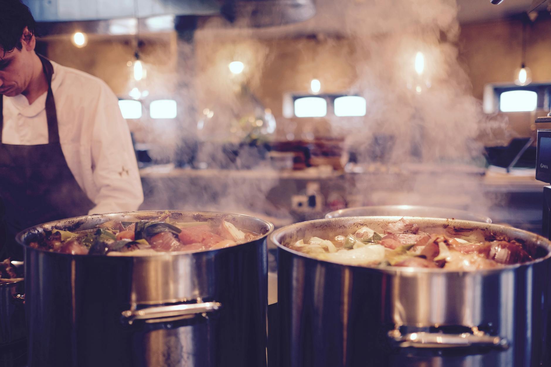 Sauce au fond de veau : comprendre cette base de sauce clé en cuisine française — préparation de sauce au fond de veau