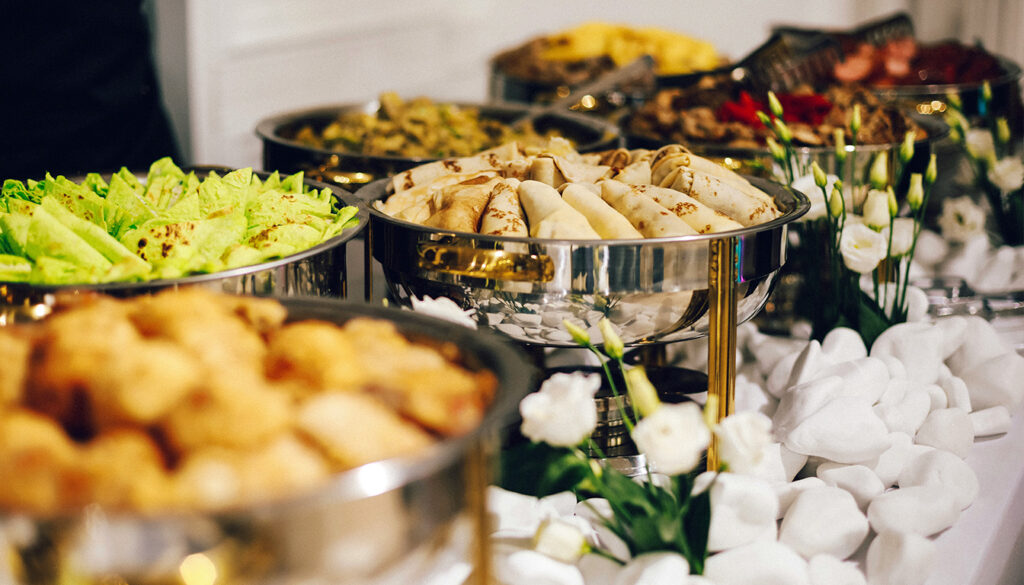 Découvrez les tendances 2026 pour les buffets traiteurs lors d'événements d'entreprise, alliant innovation culinaire et présentation élégante pour un service impeccable.