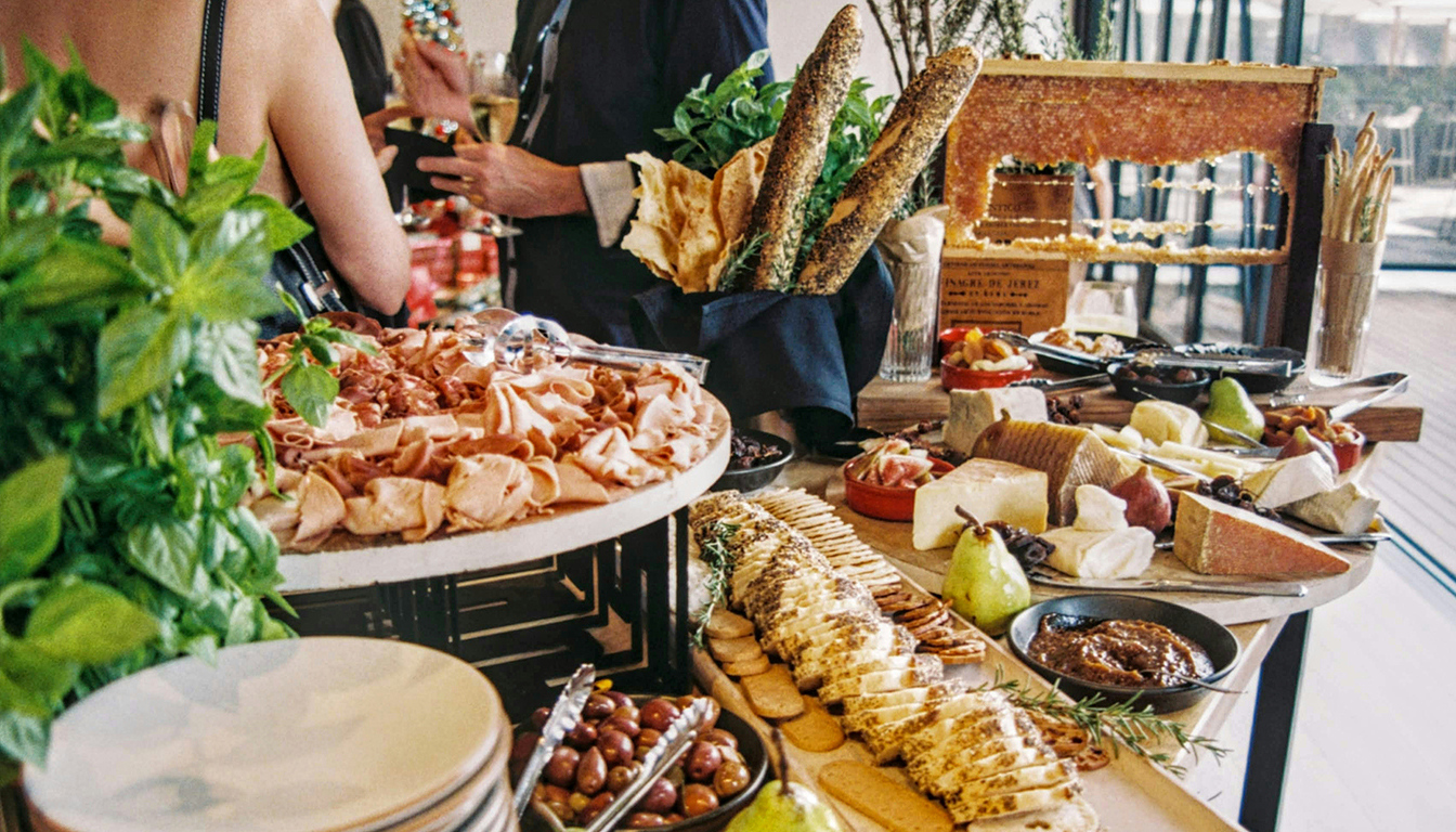 Découvrez les tendances 2026 des buffets traiteurs pour sublimer vos événements d'entreprise avec des prestations innovantes et savoureuses.