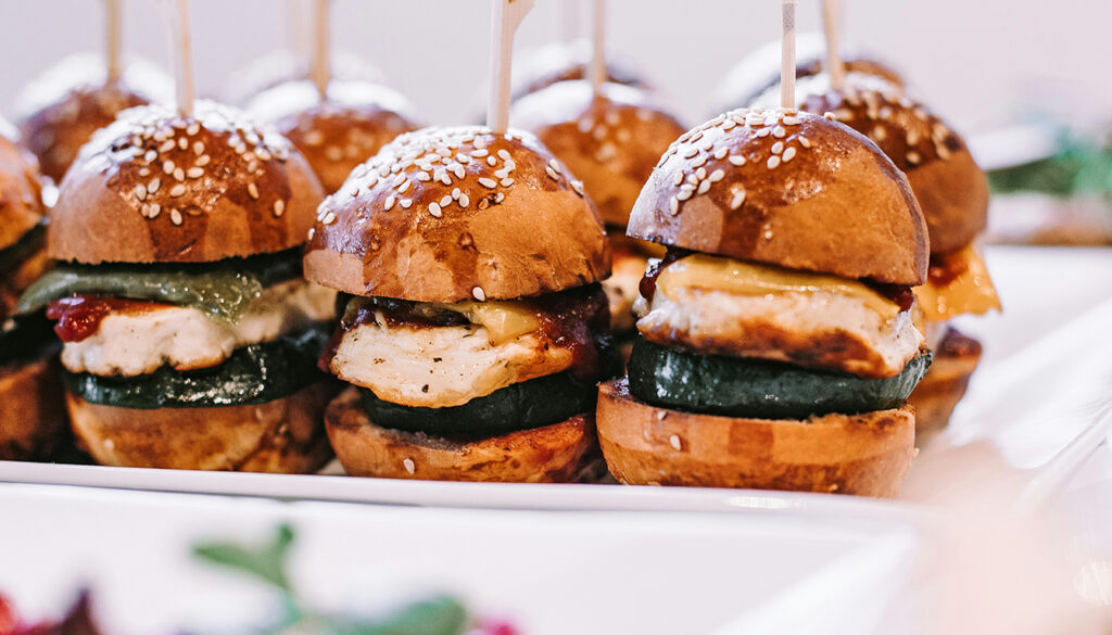 Découvrez les tendances 2026 pour les buffets traiteurs lors d'événements d'entreprise, alliant innovation culinaire et présentation élégante pour un service impeccable.