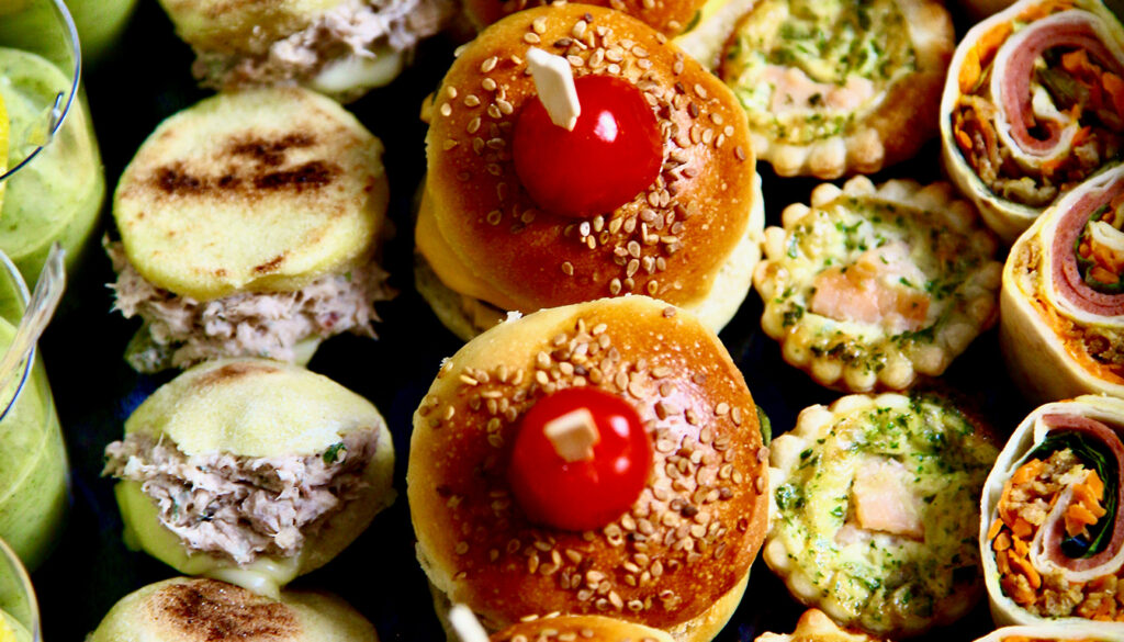 Découvrez les tendances 2026 pour les buffets traiteurs lors d'événements d'entreprise, alliant innovation culinaire et présentation élégante pour un service impeccable.