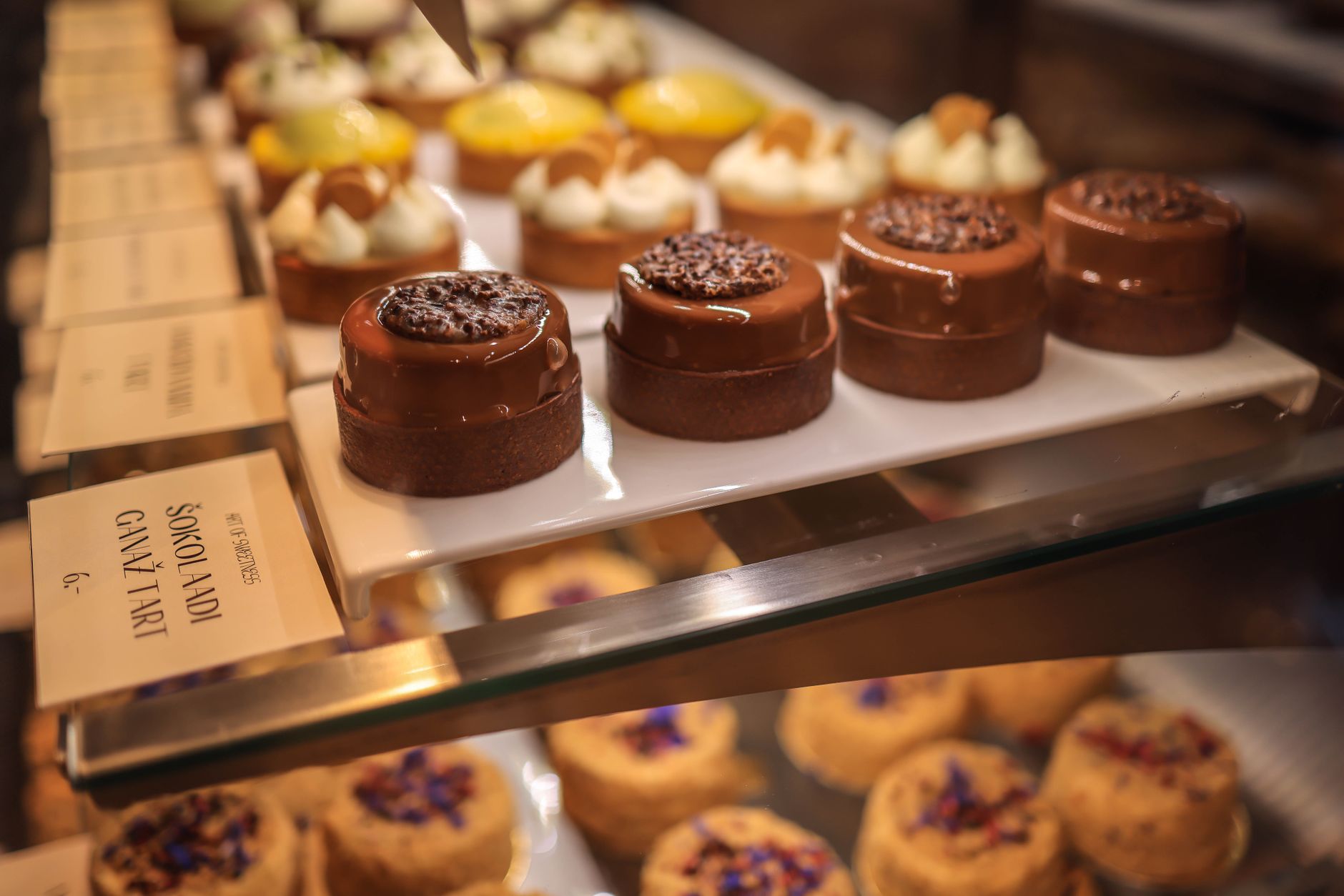 Prix des pâtisseries individuelles de Cédric Grolet : la porte d’entrée dans le luxe sucré — vitrine de pâtisseries Cédric Grolet
