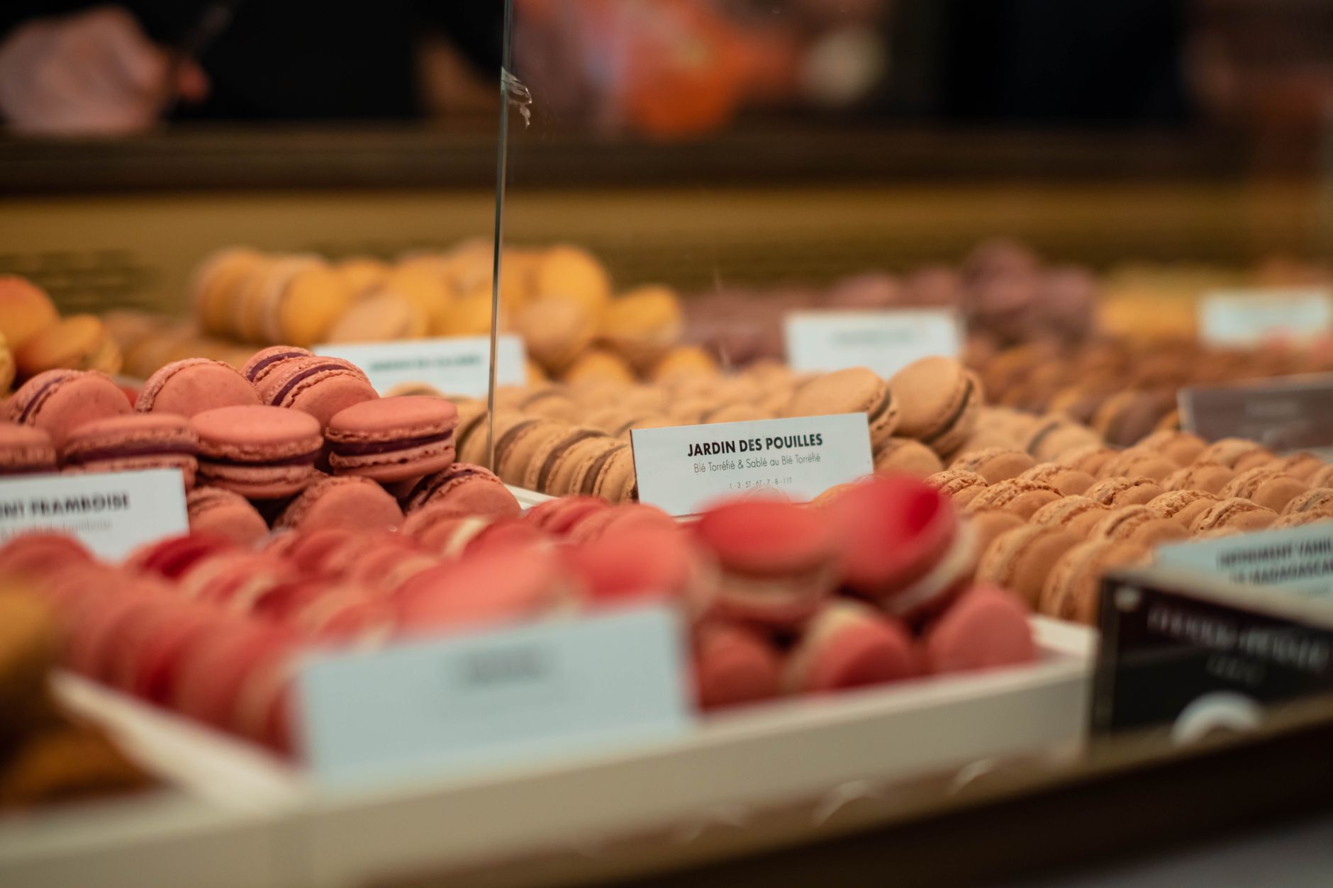 Cédric Grolet quel est le — vitrine de pâtisseries Cédric Grolet
