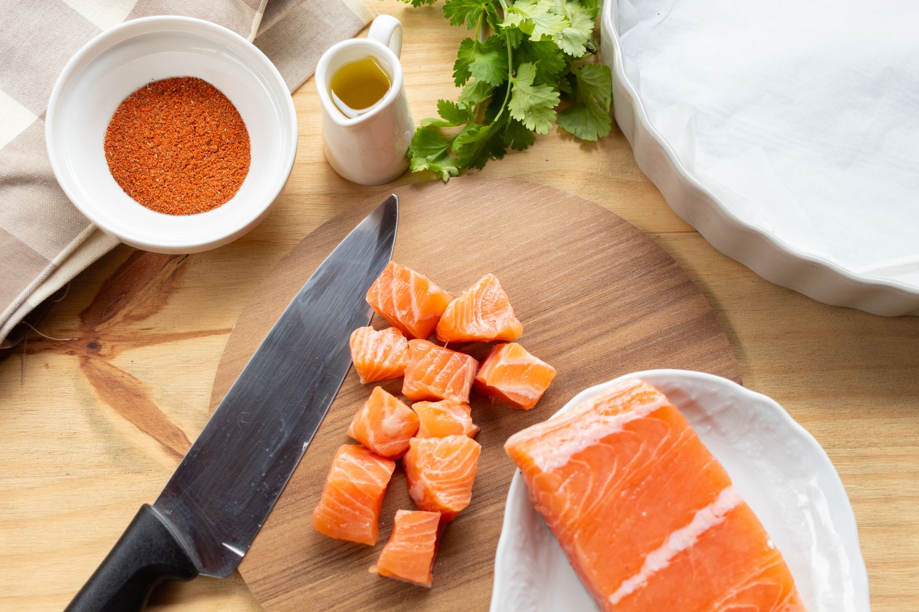Saumon gravlax y a-t-il un — tranches de saumon gravlax sur planche