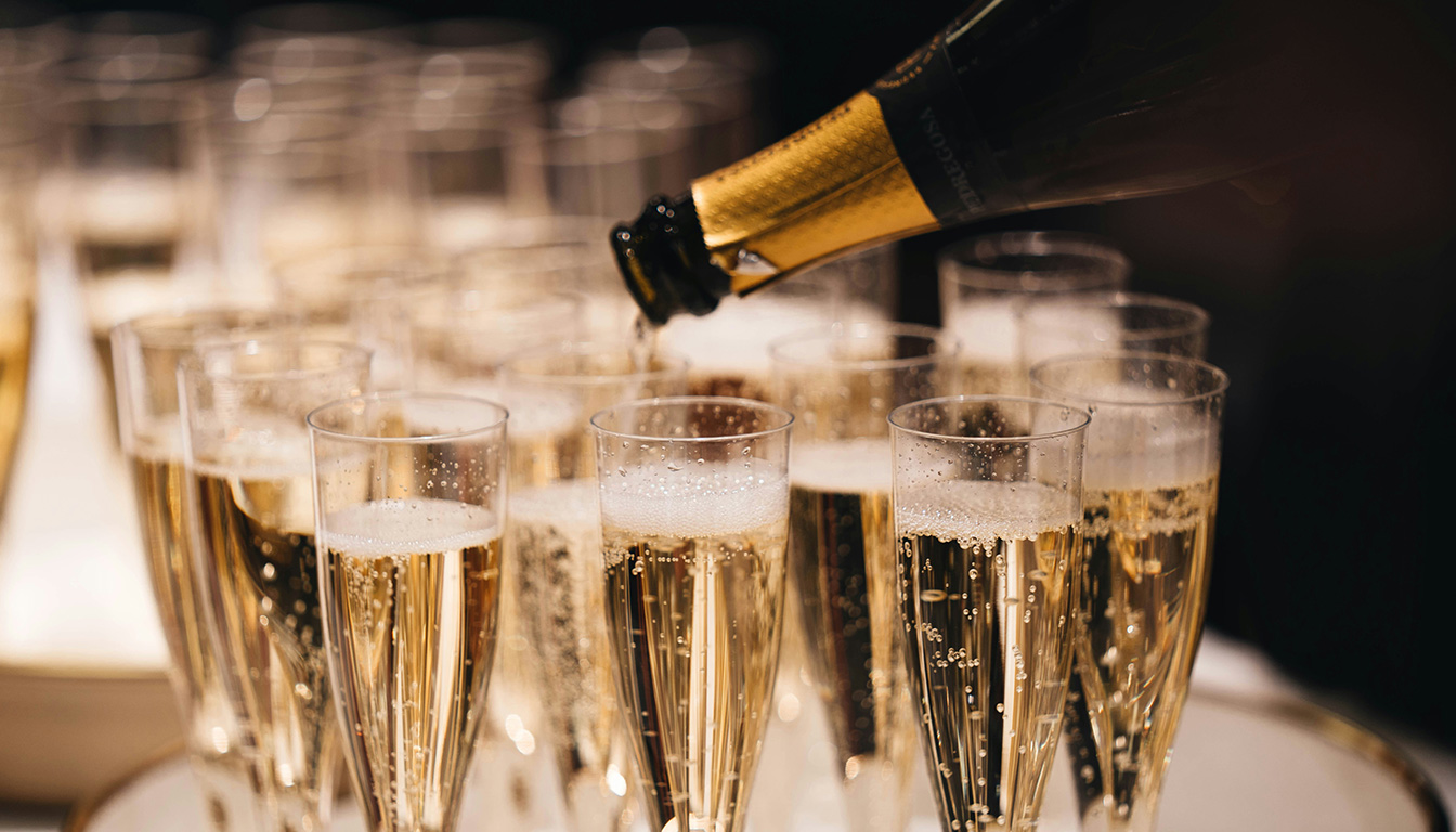 découvrez combien de coupes peuvent être servies à partir d'une bouteille de champagne et comment bien répartir ce délicieux breuvage pour vos célébrations.